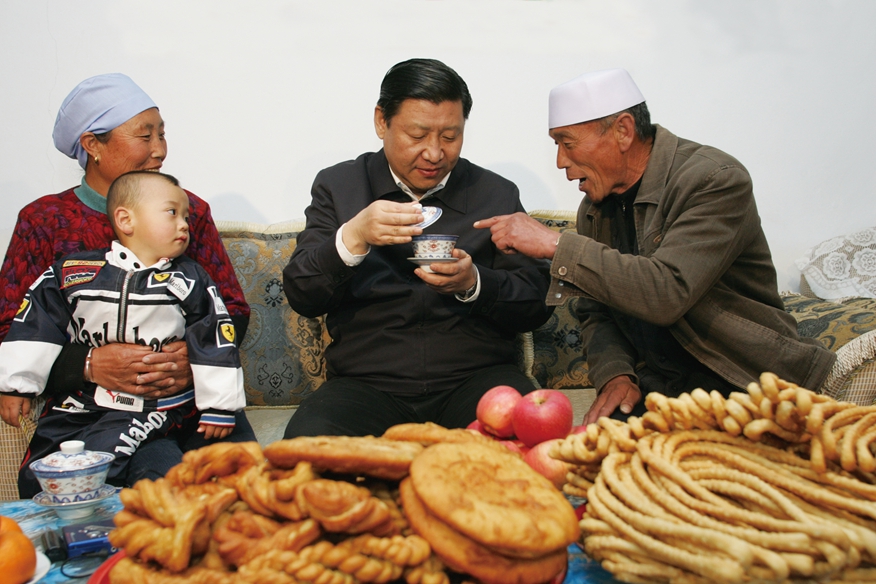 2008年4月8日，习近平看望固原市原州区开城镇深沟村回族农民金学文一家。